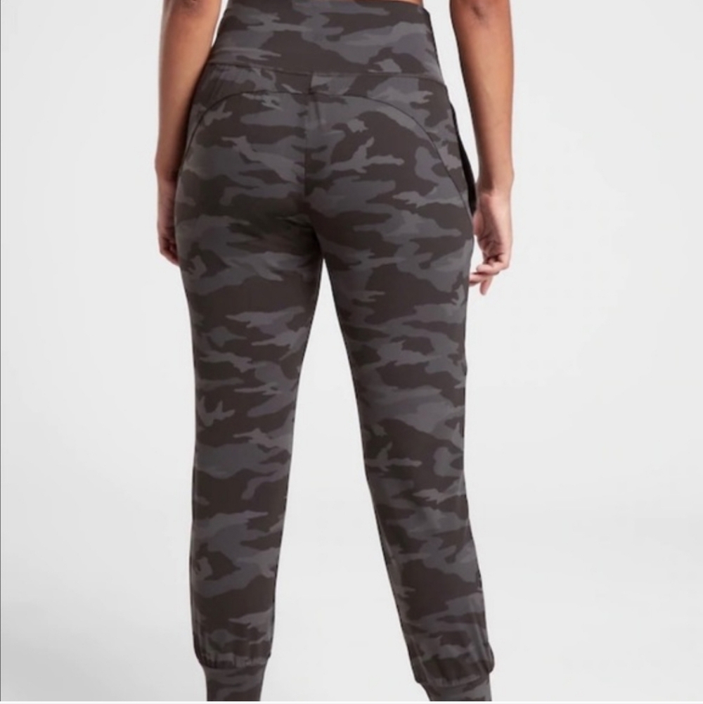 Athleta Salutation Camo Jogger Size Medium - Picture 2 of 9